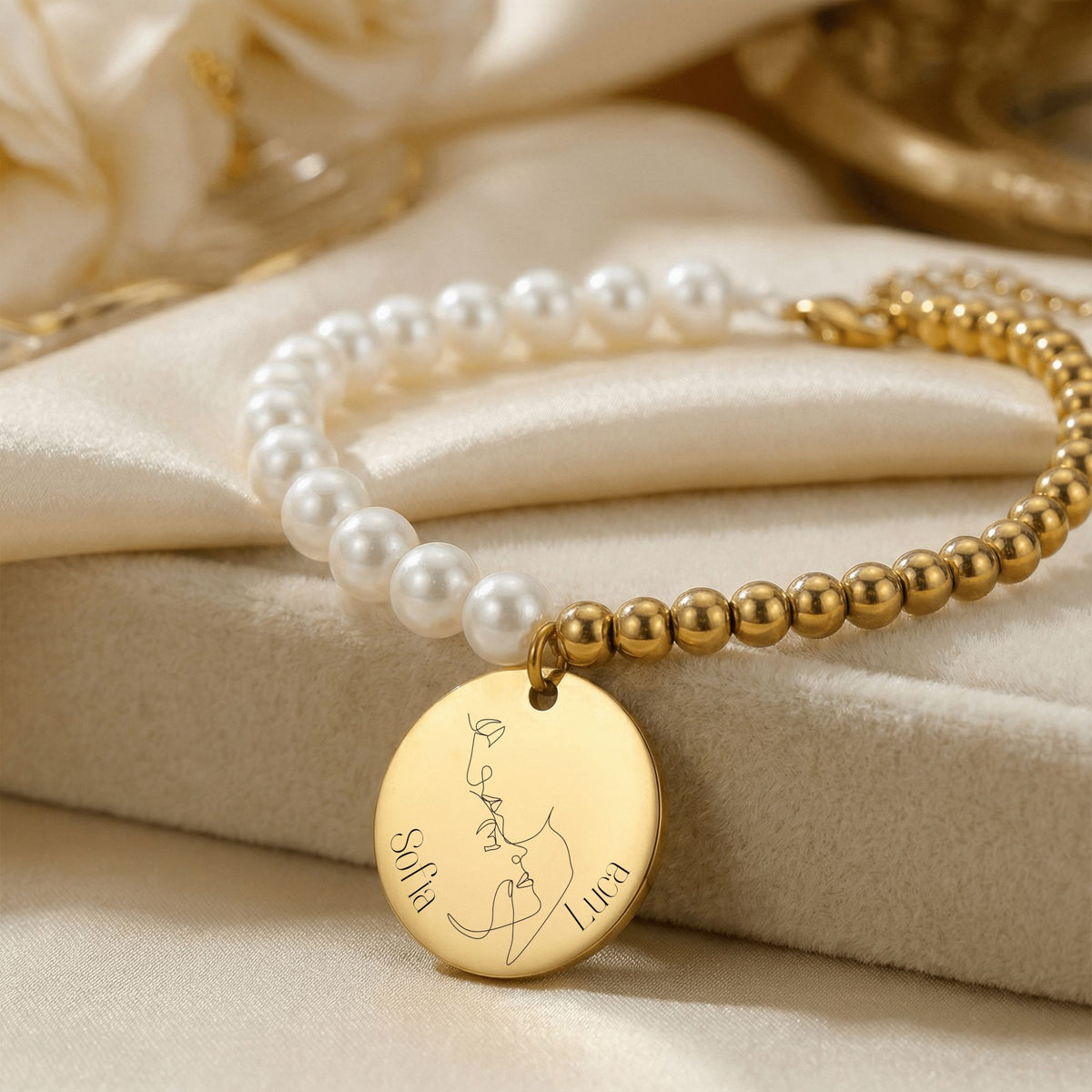 Premium Parelarmband met Gouden Coin – Voor Geliefden